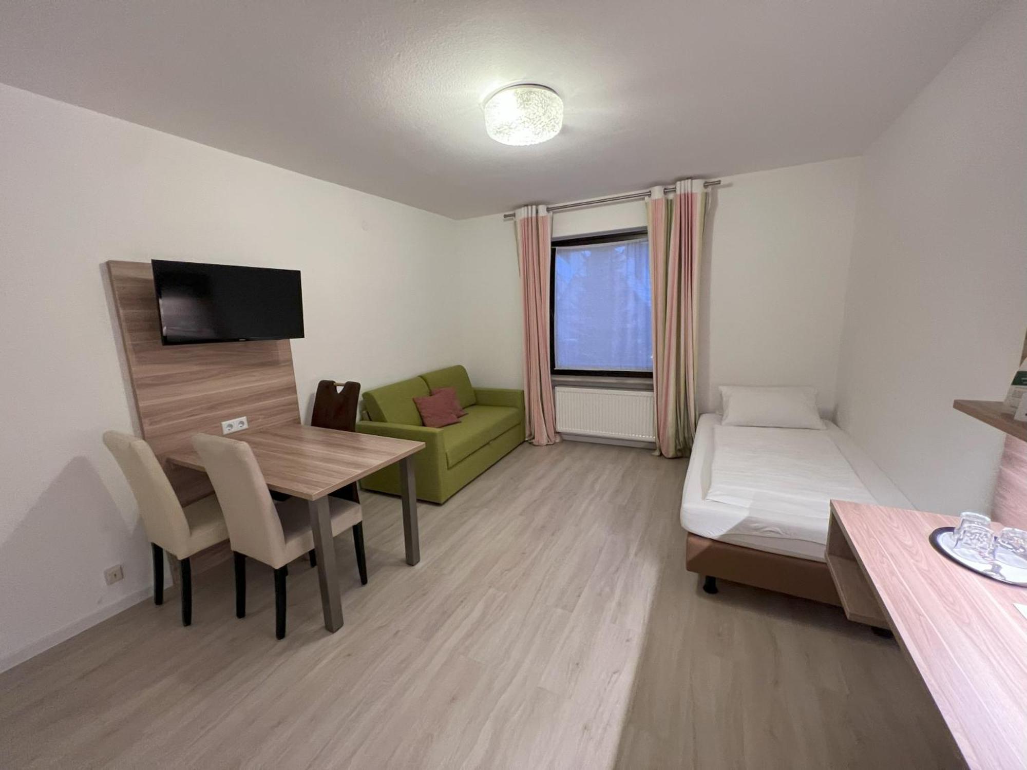 Apart Hotel Deutschmeister Бад-Мергентхайм Экстерьер фото