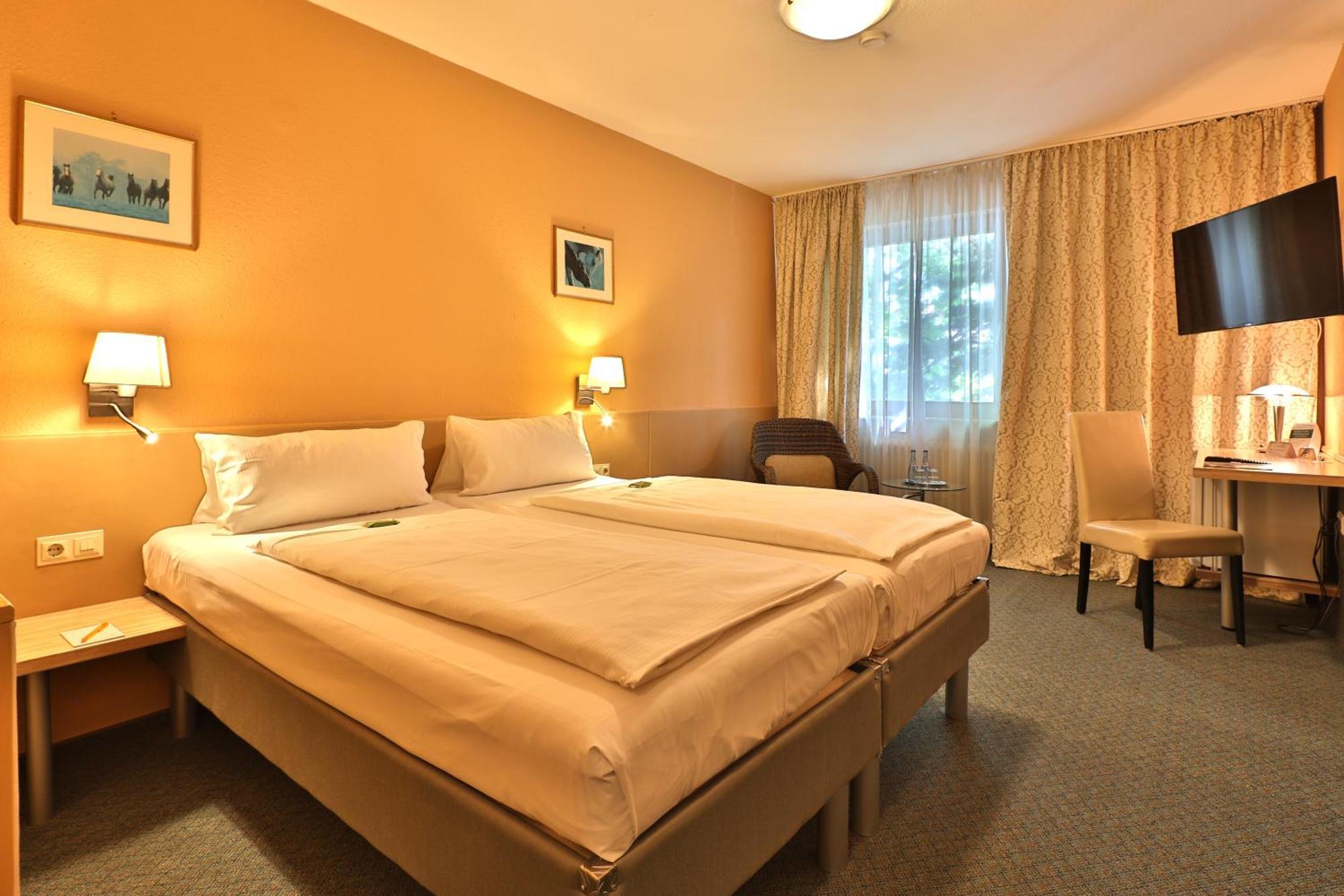Apart Hotel Deutschmeister Бад-Мергентхайм Экстерьер фото