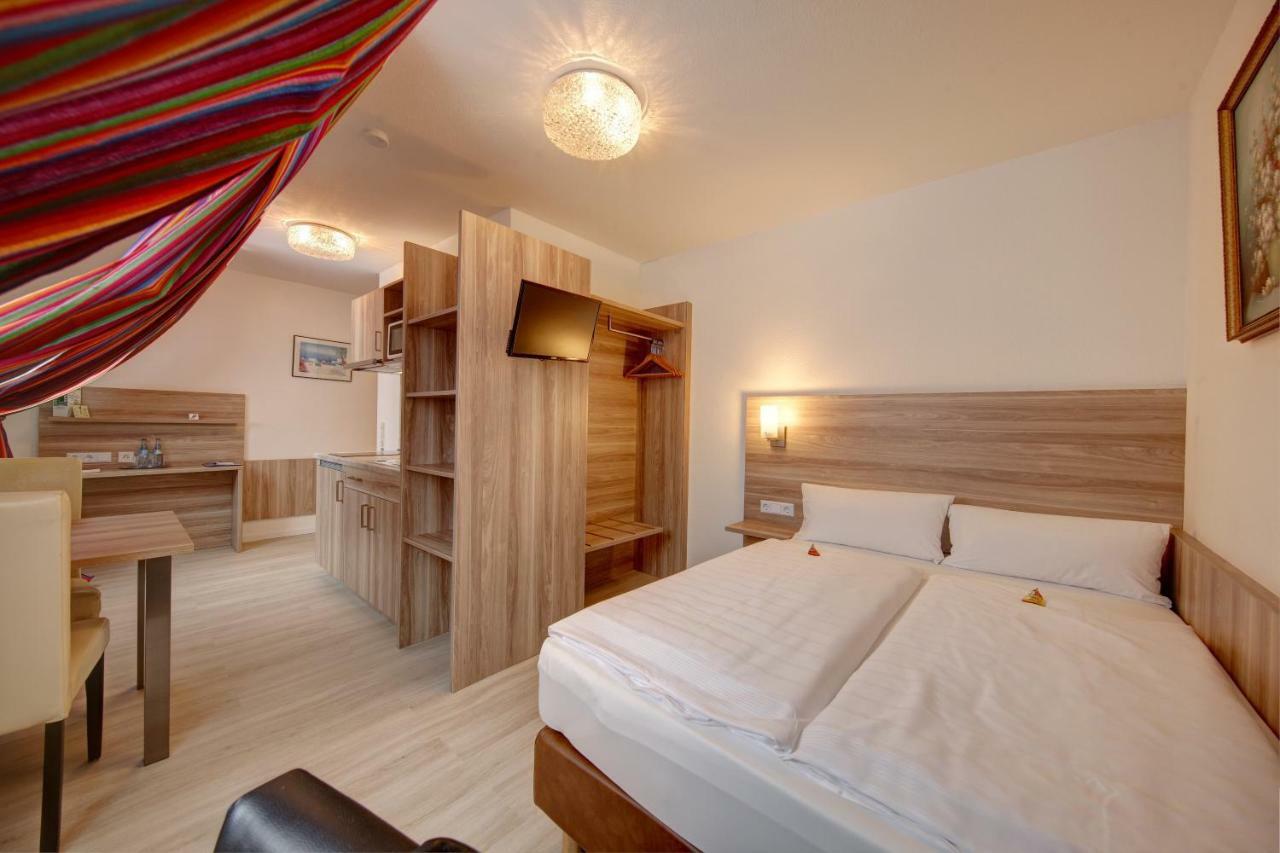 Apart Hotel Deutschmeister Бад-Мергентхайм Экстерьер фото